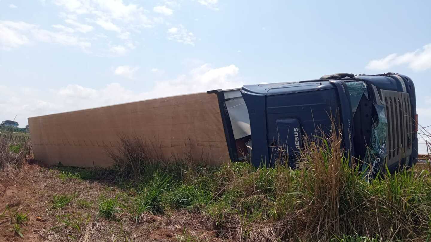 Carreta Madeira Tomba Na Br Em Caarap Rede Jota Fm