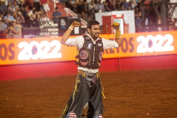 Peão de Aparecida do Taboado ganha rodeio internacional em