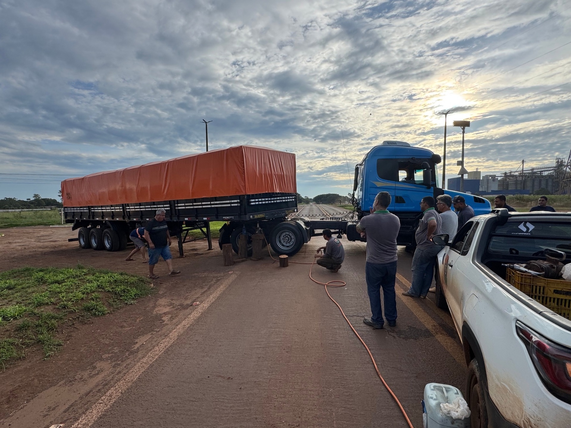 Mecânicos tentam retirar carreta 