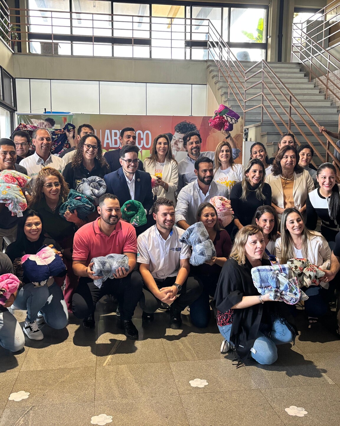 Mônica Riedel recebe doações da Setesc para a campanha 