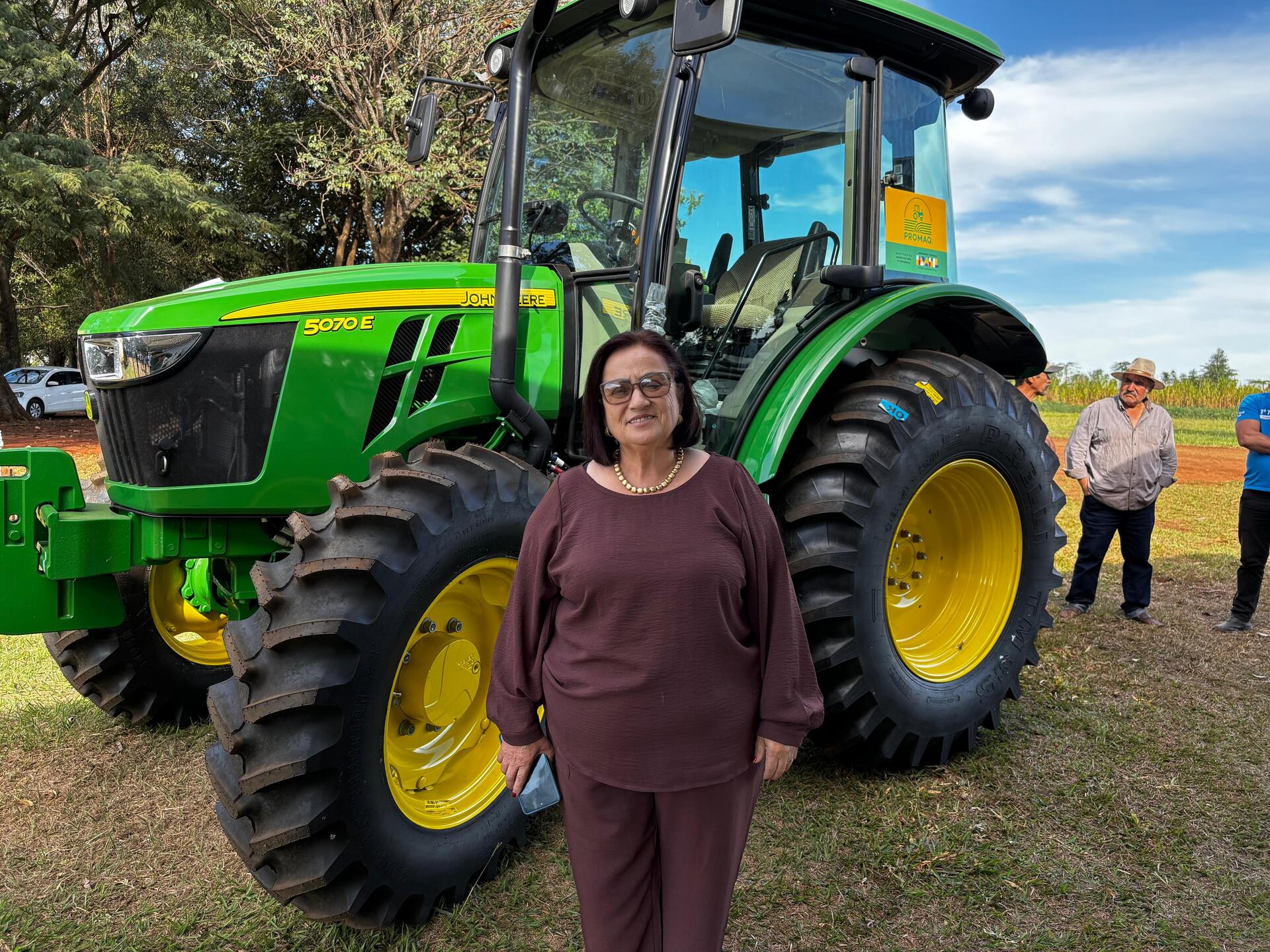 Prefeita de Jateí, Cileide Cabral, recebeu trator que será utilizado pelo município