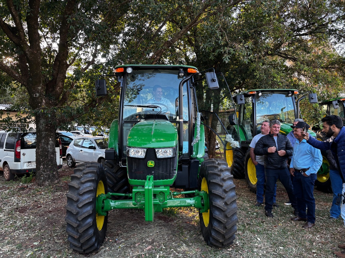 O prefeito Cleber Dias já pilotou o trator recebido pelo município de Vicentina