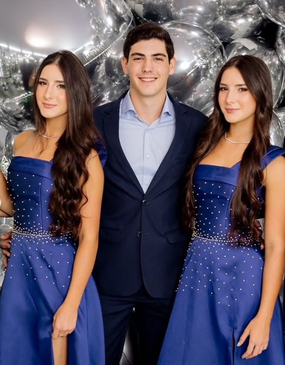 Arthur Basso Stefanello no centro, com as irmãs Lara e Maitê Basso