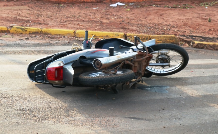 Acidente Entre Carro E Moto, Acontece Em Cruzamento Da Cidade. - REDE ...